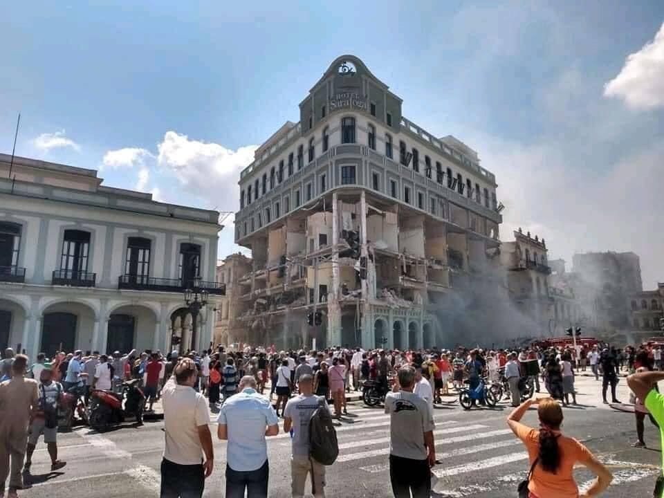 Explosión y derrumbe en un hotel de La Habana (@CarlosHidalgoo).