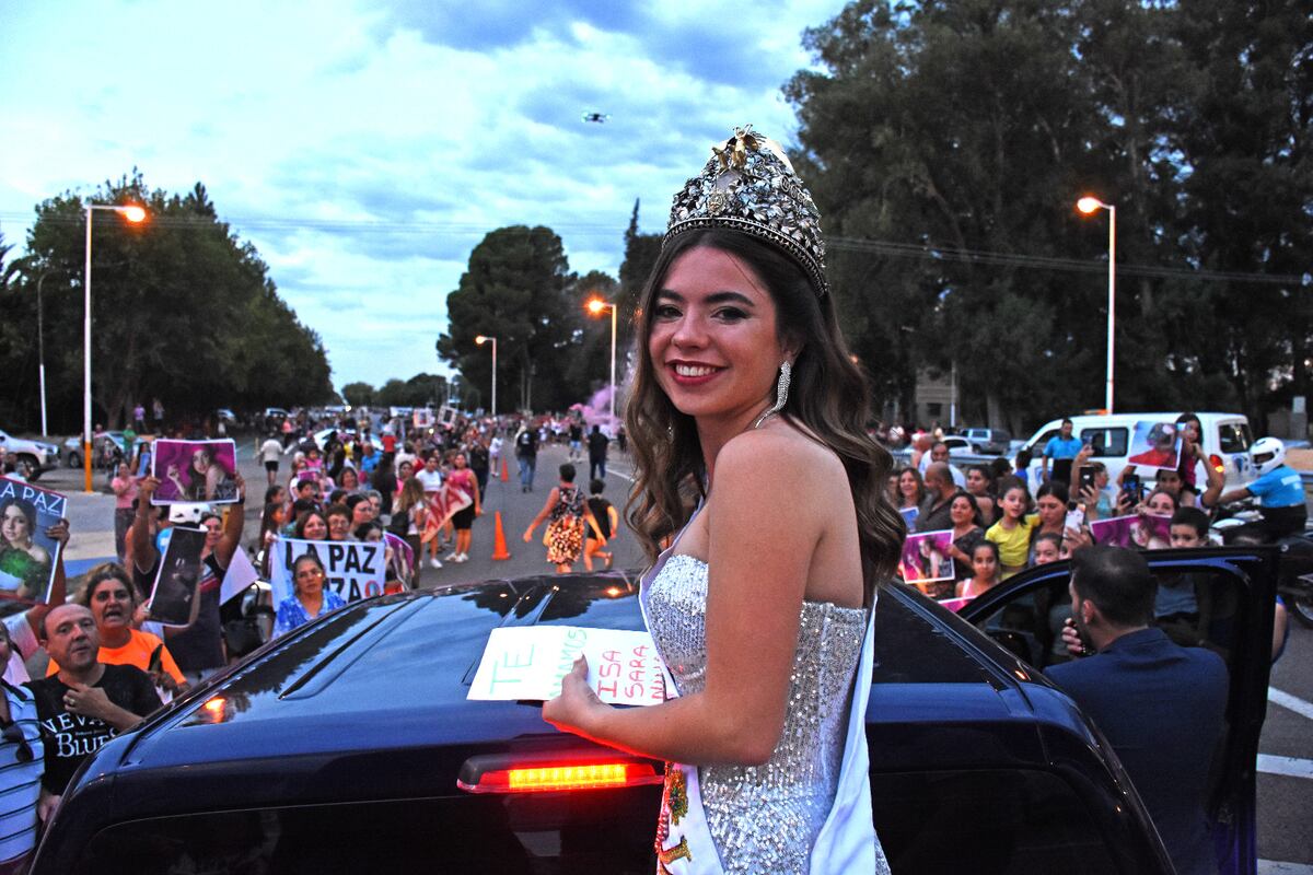 Entre carteles y lágrimas, así fue el emotivo recibimiento de la Reina Nacional de la Vendimia 2023 en La Paz