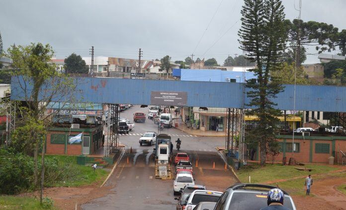 Comerciantes de San Antonio protestaron en la aduana de Irigoyen por la habilitación del paso con Brasil.