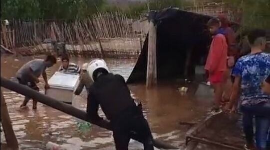 Los vecinos de Mayra y efectivos policiales ayudando a rescatar lo poco que le quedaba en pie tras el terremoto de enero.