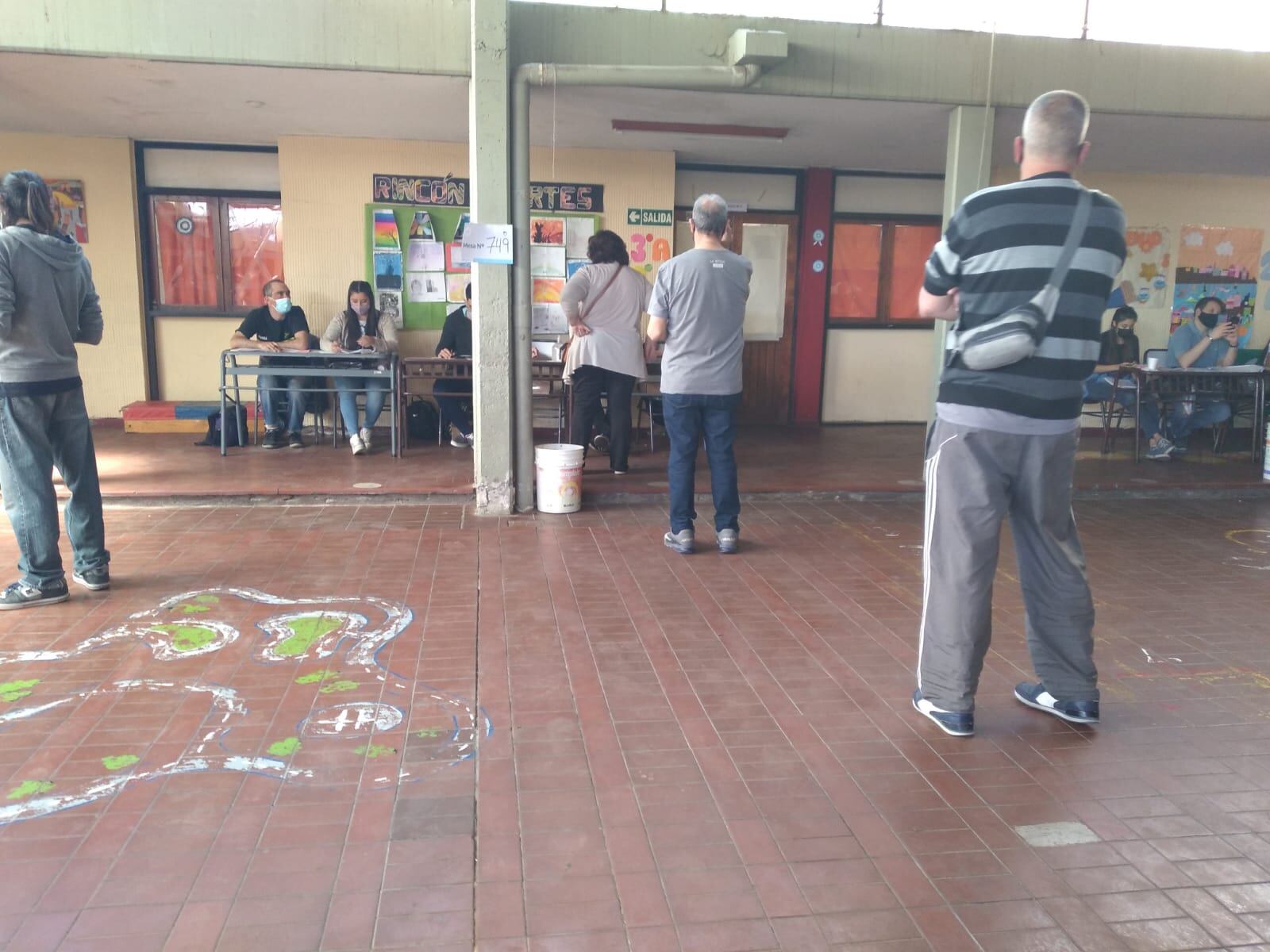 Una de las filas de la escuela Primero de Febrero del departamento de Godoy Cruz.