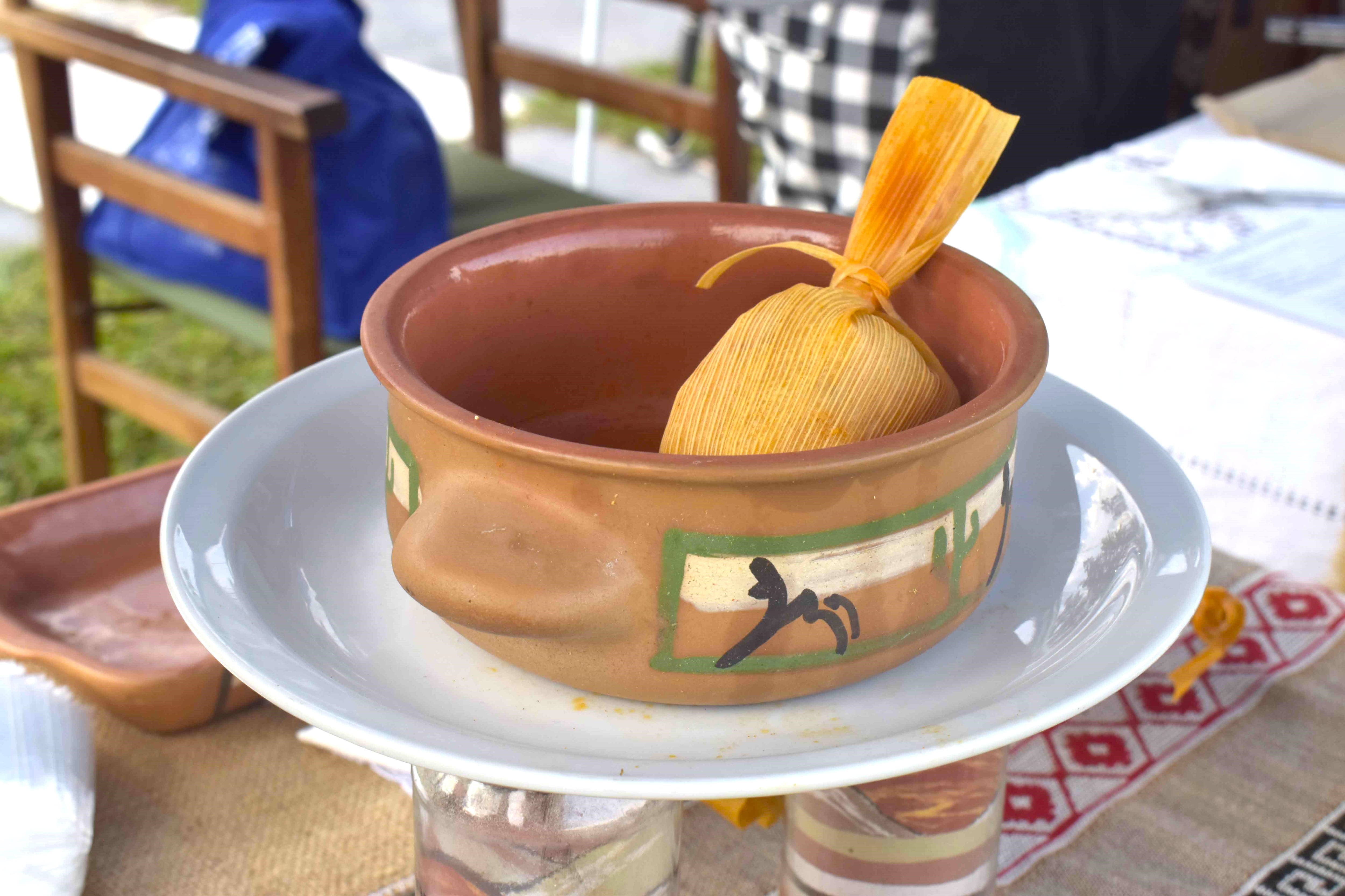 El tamal jujeño se caracteriza por su presentación de forma esférica, envuelto en chala de choclo.