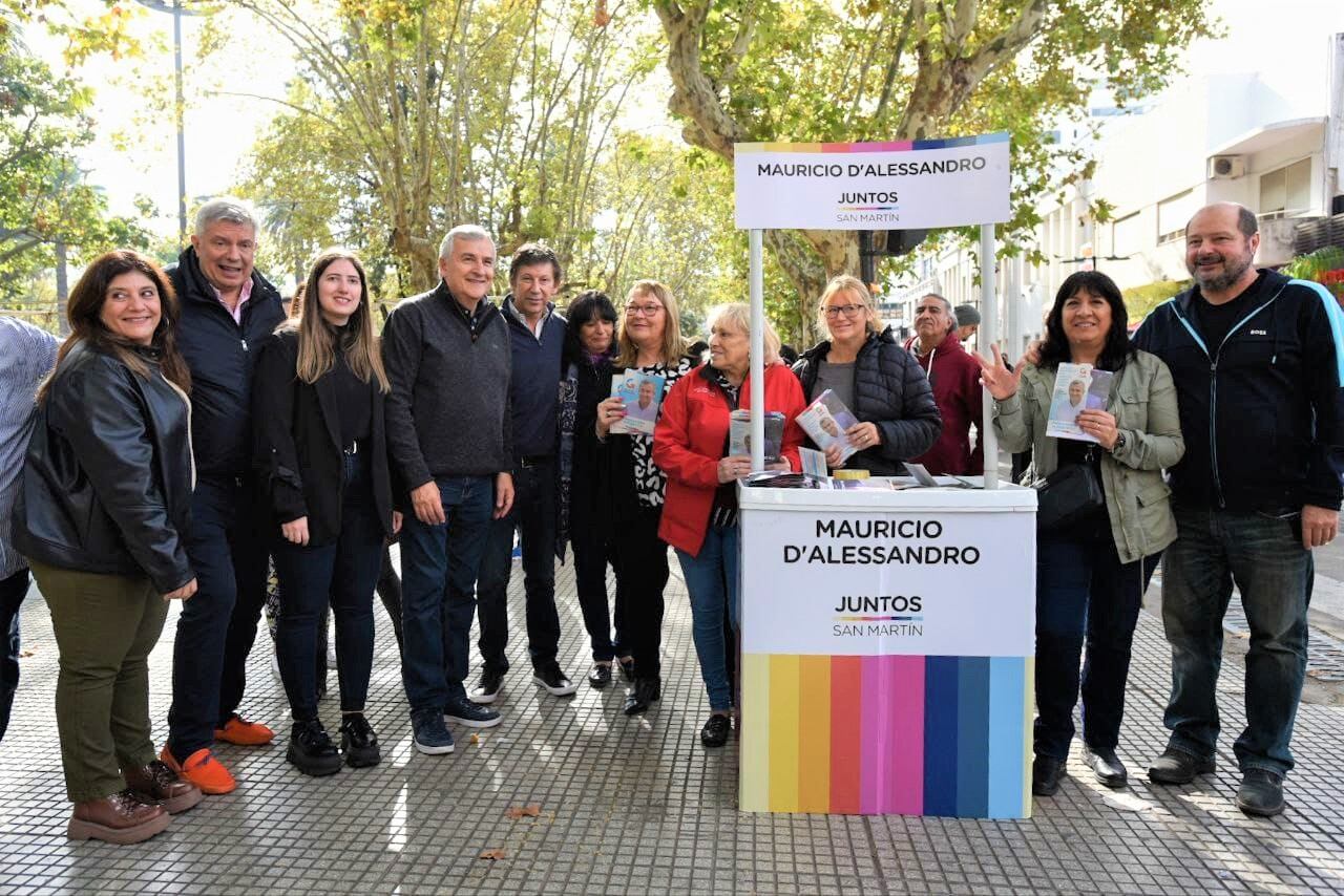 Un grupo de dirigentes de Juntos por el Cambio recibió al precandidato presidencial Gerardo Morales en una nueva escala de su recorrida por el conurbano bonaerense.