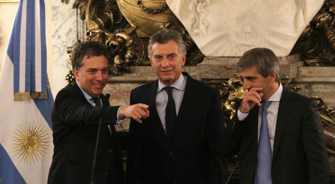 Imagen de archivo: El presidente Mauricio Macri, rodeado por el ministro de Hacienda, Nicolás Dujovne, y el de Finanzas, Luis Caputo.