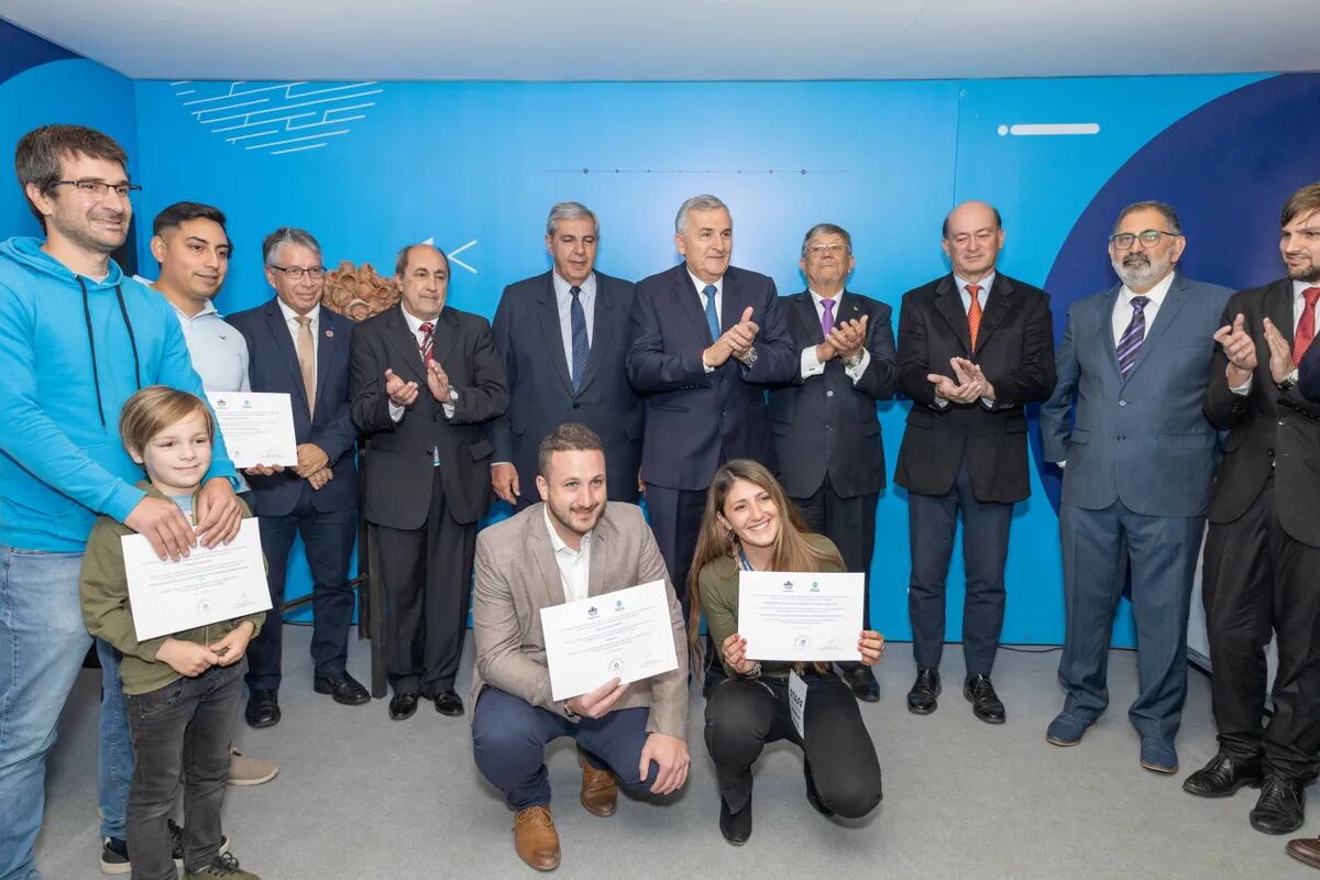 En el stand del Consejo Federal de Inversiones, su representante local Marcelo Abraham, y el gobernador Morales entregaron créditos a emprendedores jujeños.