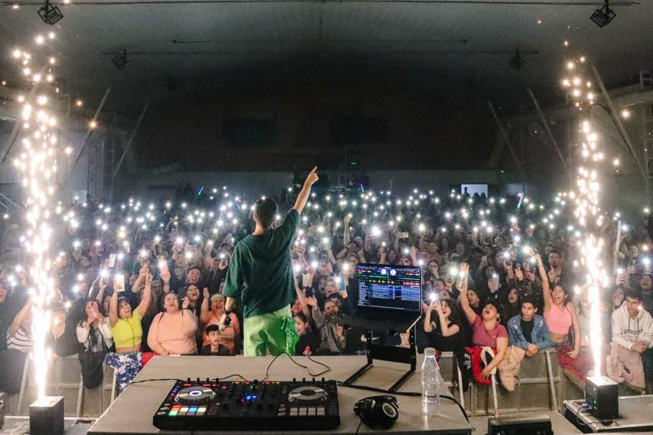 Tolhuin celebró su 51º aniversario con una fiesta llena de música