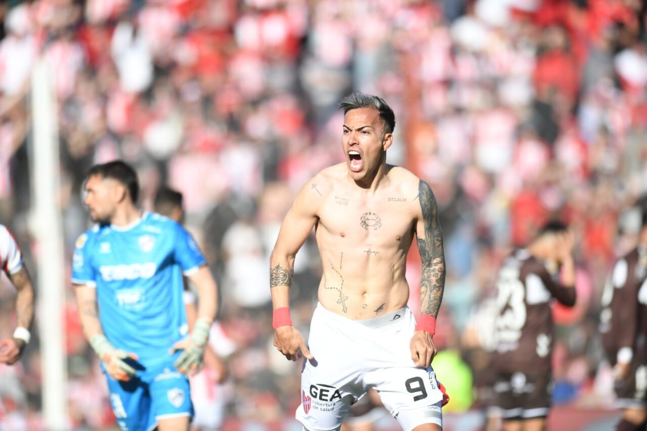 Facundo Suárez festeja el 2-0 de Instituto ante Platense, por la Liga Profesional, en el Monumental de Alta Córdoba. (Javier Ferreyra / La Voz)