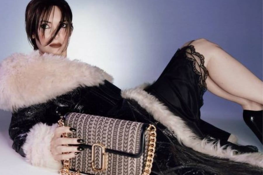 Winona Ryder posando para Marc Jacobs.