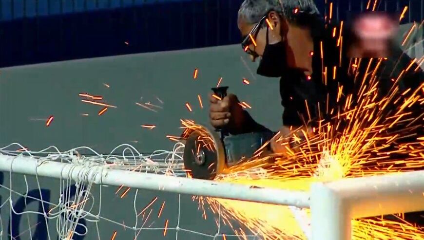 Así cortaron los caños extra que tenían los arcos en la cancha de Godoy Cruz.