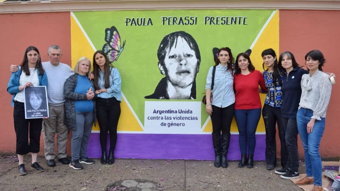 Los padres de Paula se mostraron emocionados durante el acto de inauguración.