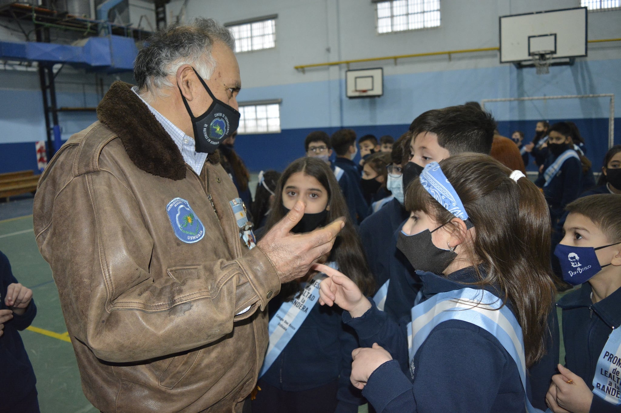 VGM Zamora junto a los alumnos. Luego del acto intercambiaron charlas donde los alumnos se vieron interesados en preguntar sobre las medallas.