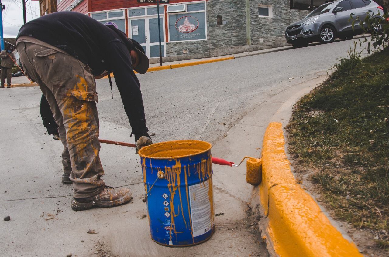 La Municipalidad de Ushuaia realizó trabajo de limpieza con personal de Higiene Urbana y de pintura y demarcación de cordones por cuadrillas de Servicios Públicos.