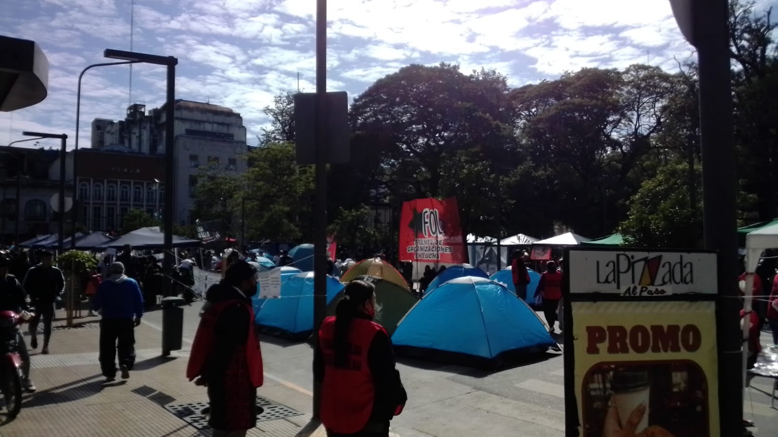 Acampe de organizaciones sociales en Plaza Independencia.