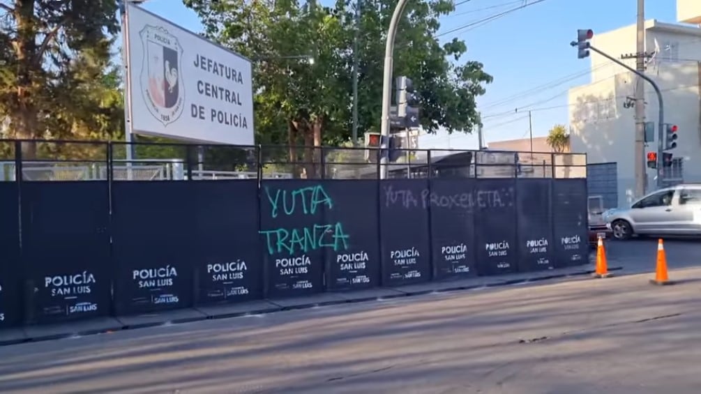 Jefatura Central de Policía de San Luis vallada todavía por el Encuentro de Mujeres.