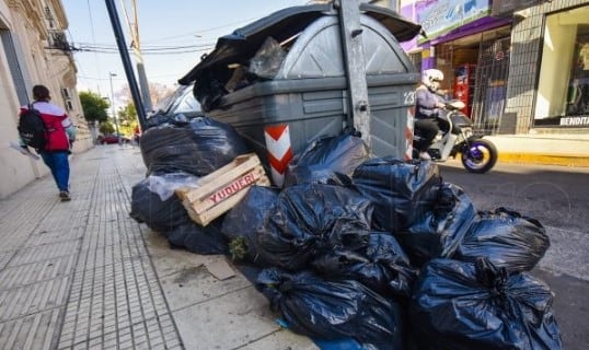 Basura acumulada en el centro de la ciudad de San Luis.