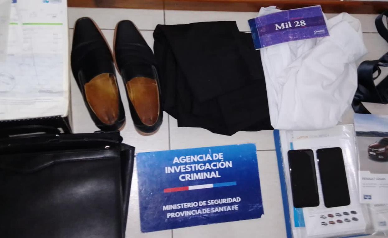 Material secuestrado por la detención del presunto estafador