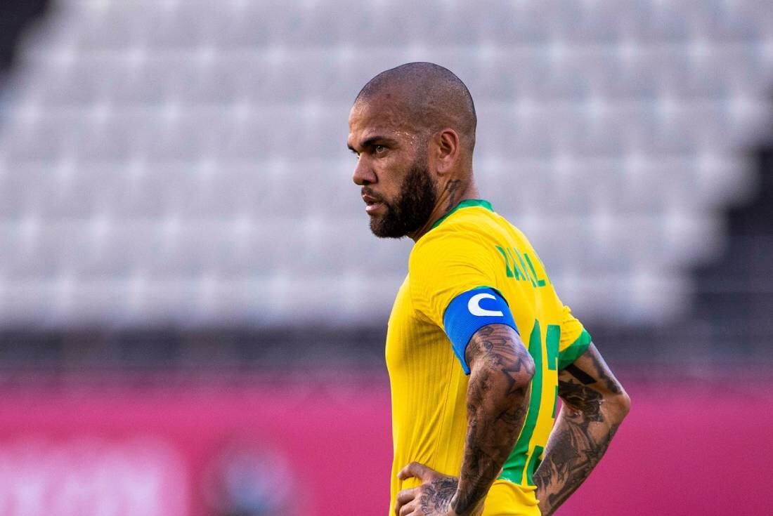 Dani Alves suma 44 títulos como profesional (AP)