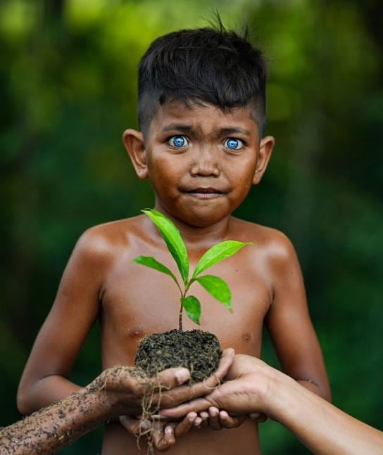 Una tribu de Indonesia cautiva porque sus integrantes tienen los ojos azules. geo.rock888/ Instagram