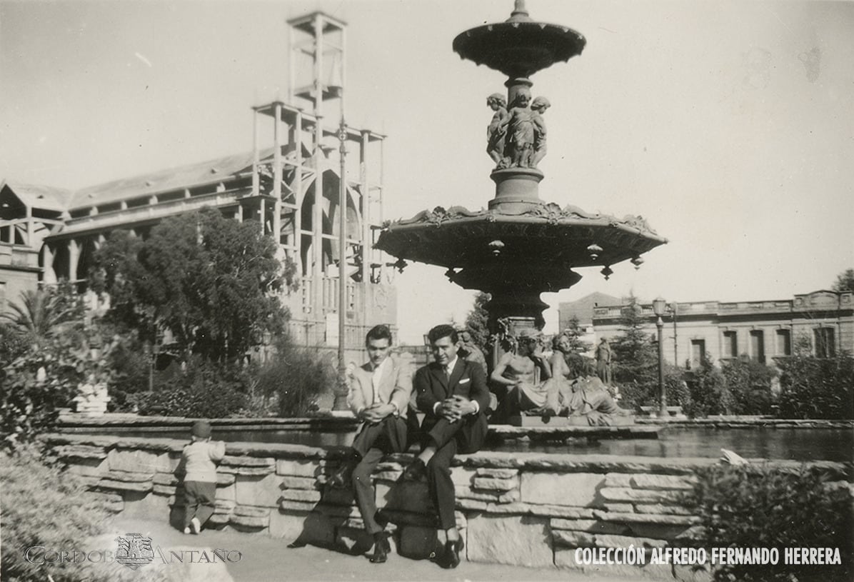 El padre de Oscar junto a un amigo en la Plaza Colón. Detrás de ellos se observa la Iglesia María Auxiliadora en construcción. La foto pertenece a la Colección Alfredo Fernando Herrera.