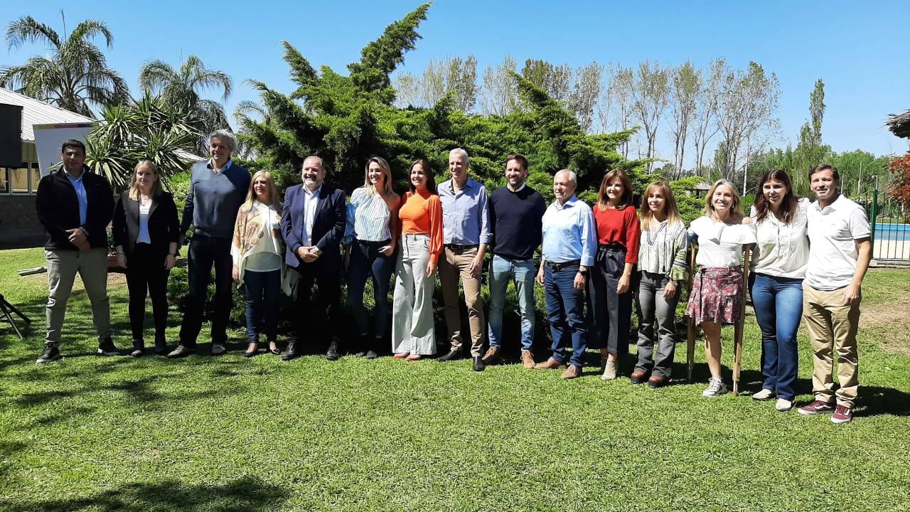 En Zavalla hubo foto grupal con candidatos locales y de la región.