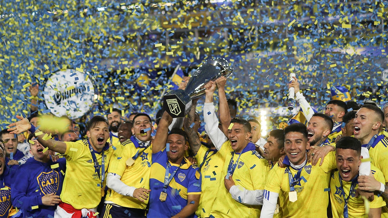 AMDEP8525. BUENOS AIRES (ARGENTINA), 23/10/2022.- Jugadores de Boca celebran hoy, al ganar Liga de Fútbol Profesional argentina en el estadio La Bombonera en Buenos Aires (Argentina). Boca Juniors se proclamó este domingo campeón de la Liga de Fútbol Profesional argentino tras empatar 2-2 con Independiente en la vigésima séptima y última jornada del torneo local. EFE/Juan Ignacio Roncoroni
