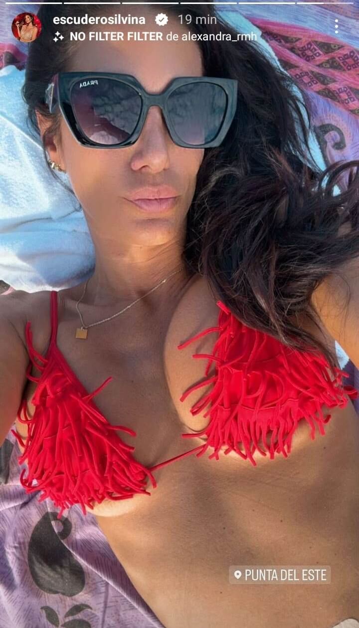 Silvina Escudero se recostó en la arena y lució una microbikini roja que causó furor