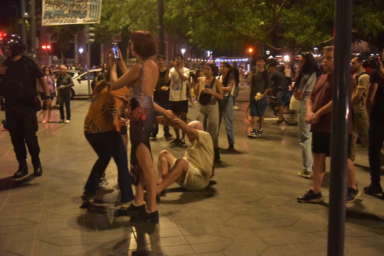 Cacerolazo en Patio Olmos contra del DNU de Milei (Facundo Luque / La Voz)