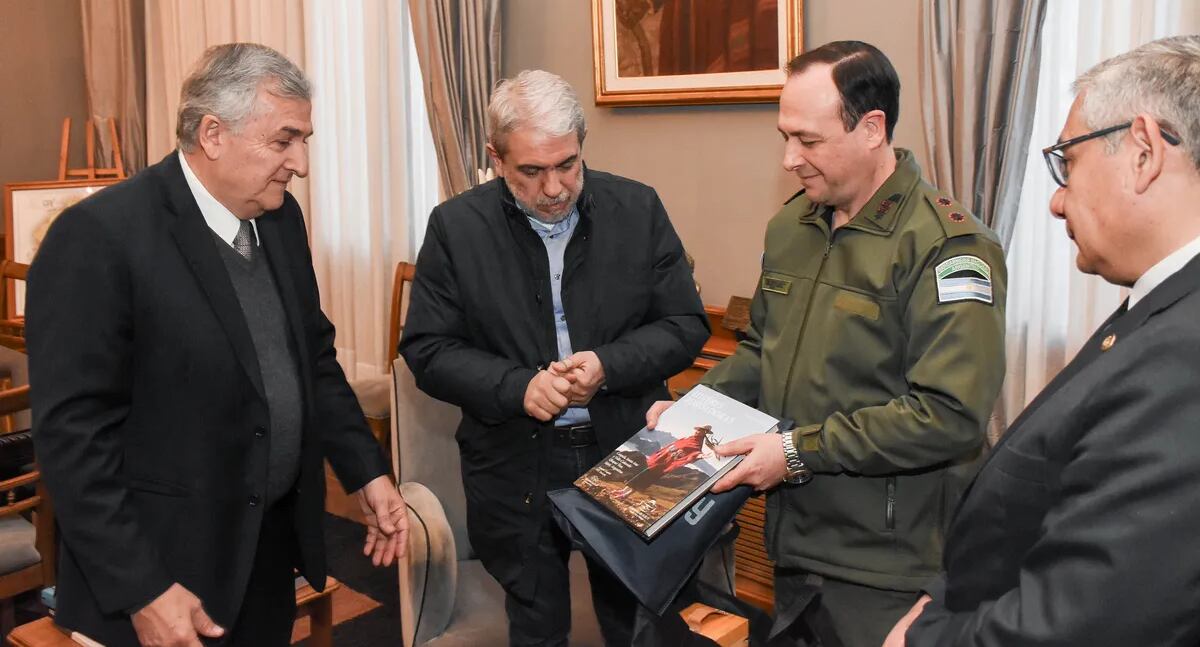 Morales, Fernández, Wacker y Corro, en cordial diálogo en el Salón Fascio de la Casa de Gobierno.