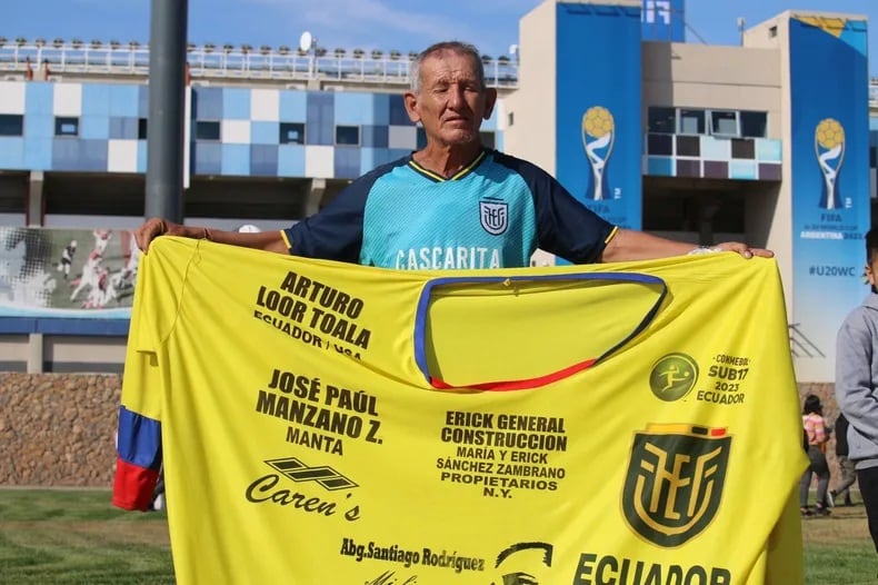 Cascarita en acción. El anciano ecuatoriano que viajó hasta San Juan para alentar a la Tri.