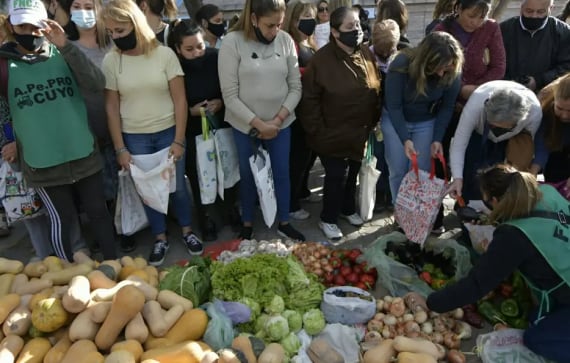 Productores rurales hicieron un "verdurazo" en donde daban sus cosechas a los transeúntes de la zona. 