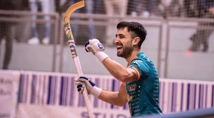 Gastón jugando al hockey sobre patines