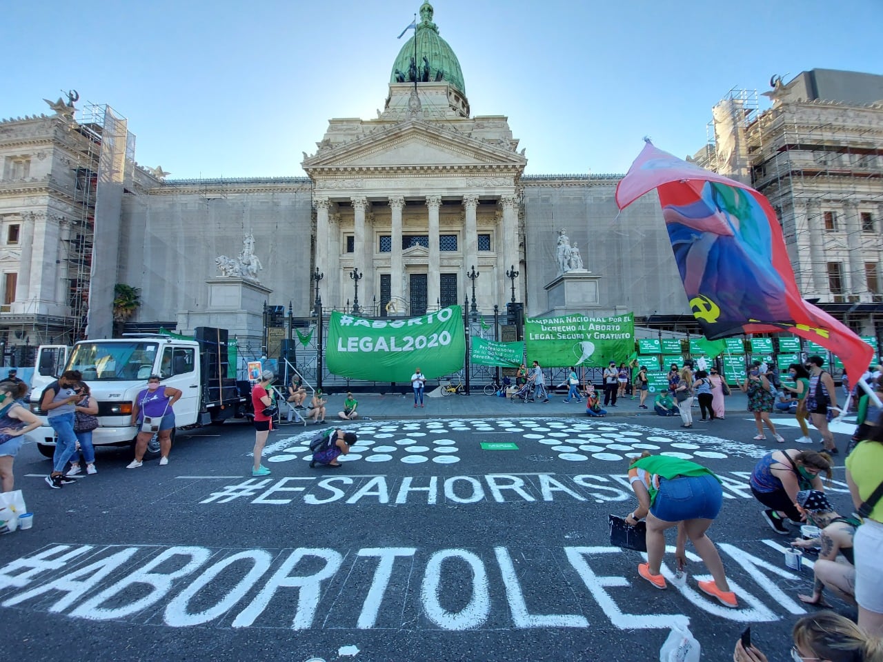 Reclamo por el aborto legal en la puerta del Congreso. (Foto: Clarín)