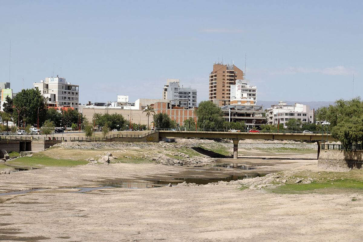 Preocupación por la sequía en Córdoba: el ciudadano promedio consume 350 litros de agua por día