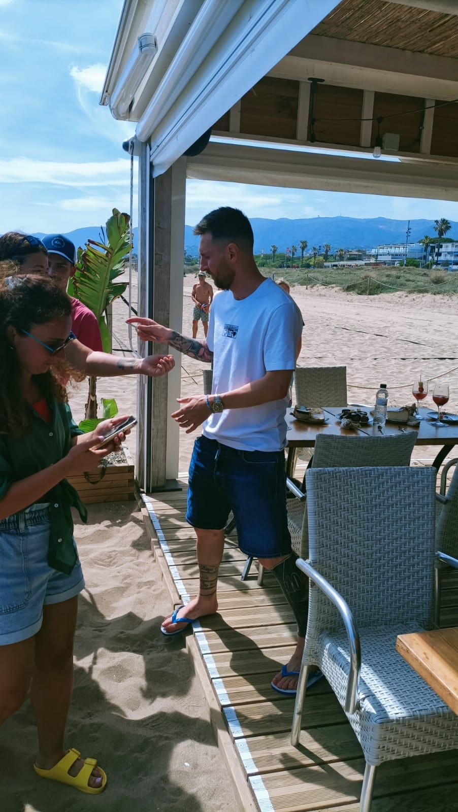 Messi se acercó a sus admiradores en la playa de Casteldefels.