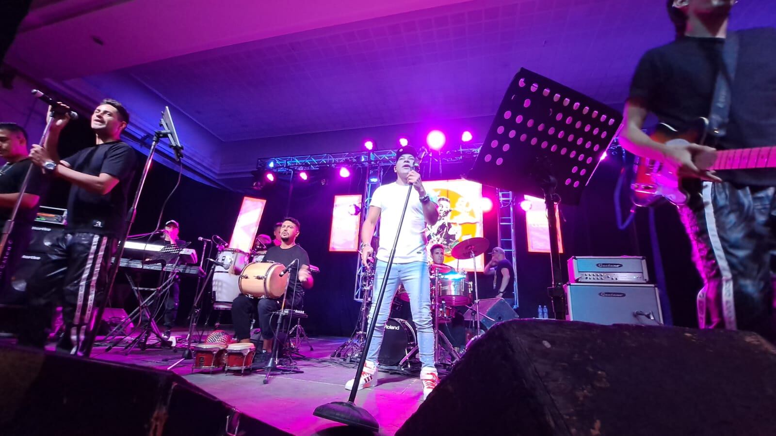 Javier Carlos Brizuela, "La Pepa", cantante de La Barra, durante un baile en el Comedor Universitario de la ciudad de Córdoba. (La Voz)