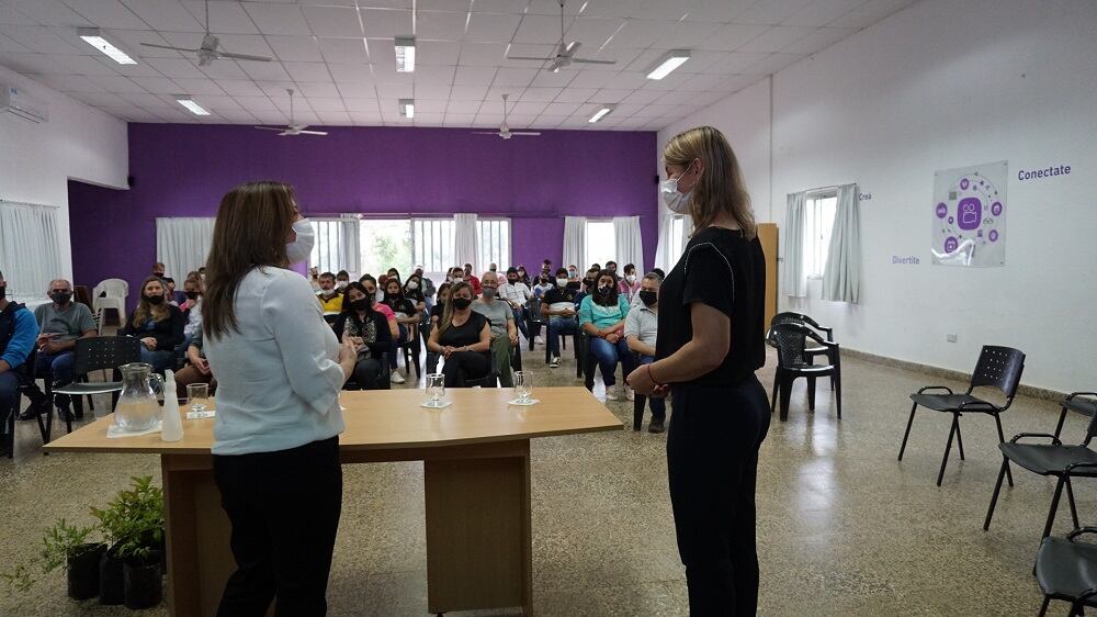 Entregaron plantas frutales al municipio de Almafuerte.