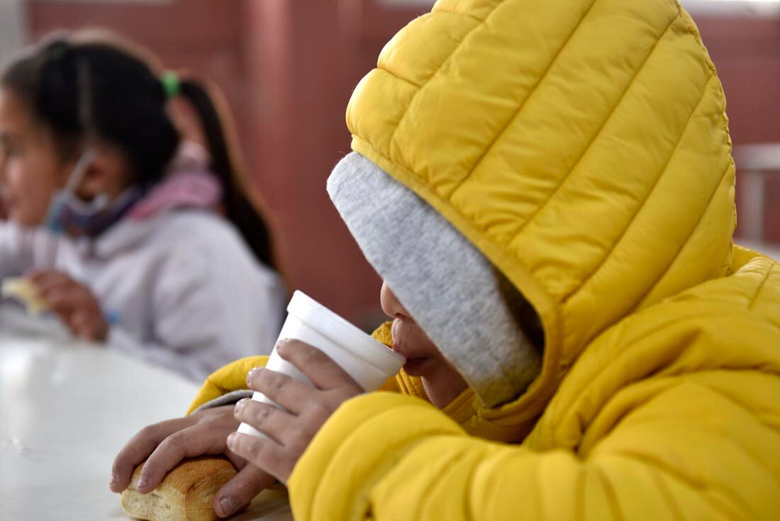 Merienda Paicor copa de leche. Inicio de clases nivel primario tras el receso invernal en la escuela Rene Favaloro de Barrio 16 de Noviembre. Foto Ramiro Pereyra