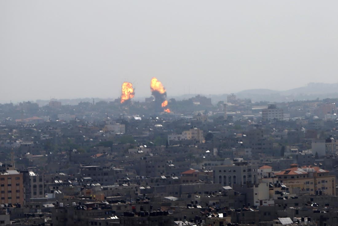 Las explosiones en aumentan por los ataque de las fuerzas israelíes en la ciudad de Gaza. Foto AP