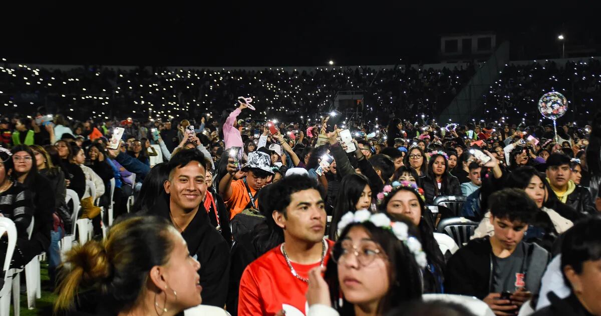 Delegaciones del interior jujeño y de numerosas provincias se sumaron el viernes al festejo juvenil en el marco de la 72.a Fiesta Nacional de los Estudiantes en Jujuy.