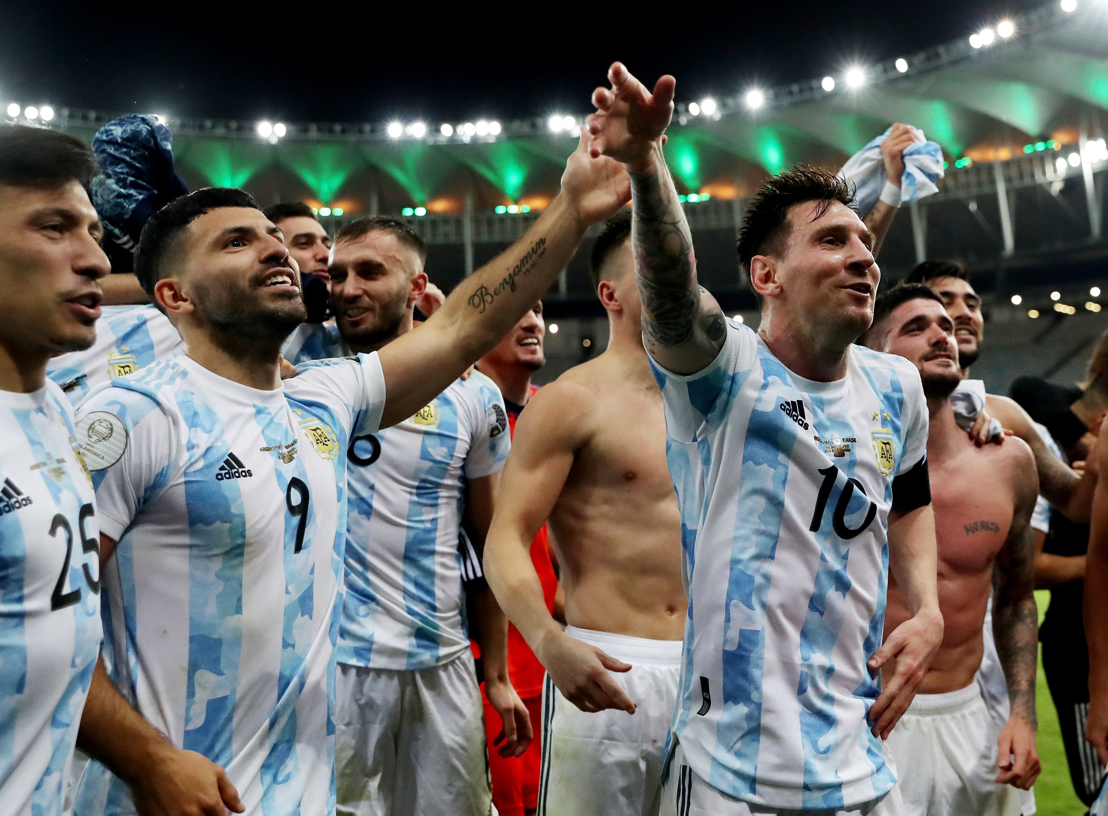 Los festejos de la Selección Argentina frente a los hinchas argentinos en el Maracaná.