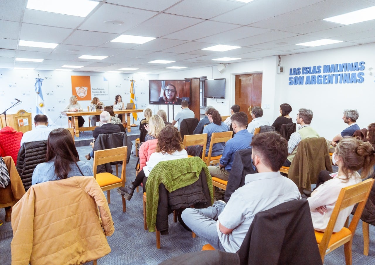 En la charla estuvieron presentes integrantes de la Secretaría de Ambiente y funcionarios provinciales de áreas vinculadas con el desarrollo del inventario, como así también público interesado en interiorizarse sobre el recurso.