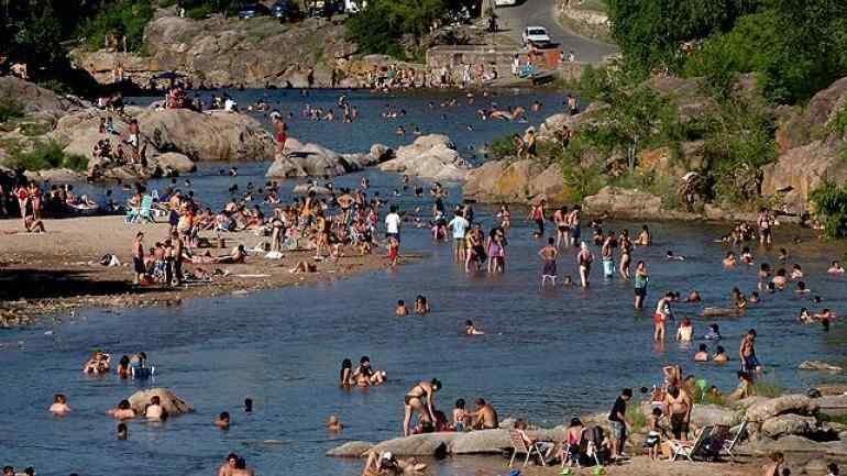 CALOR. Se espera una máxima de 34 grados. Muchas familias eligen pasar el calor en los ríos de las Sierras (Archivo).