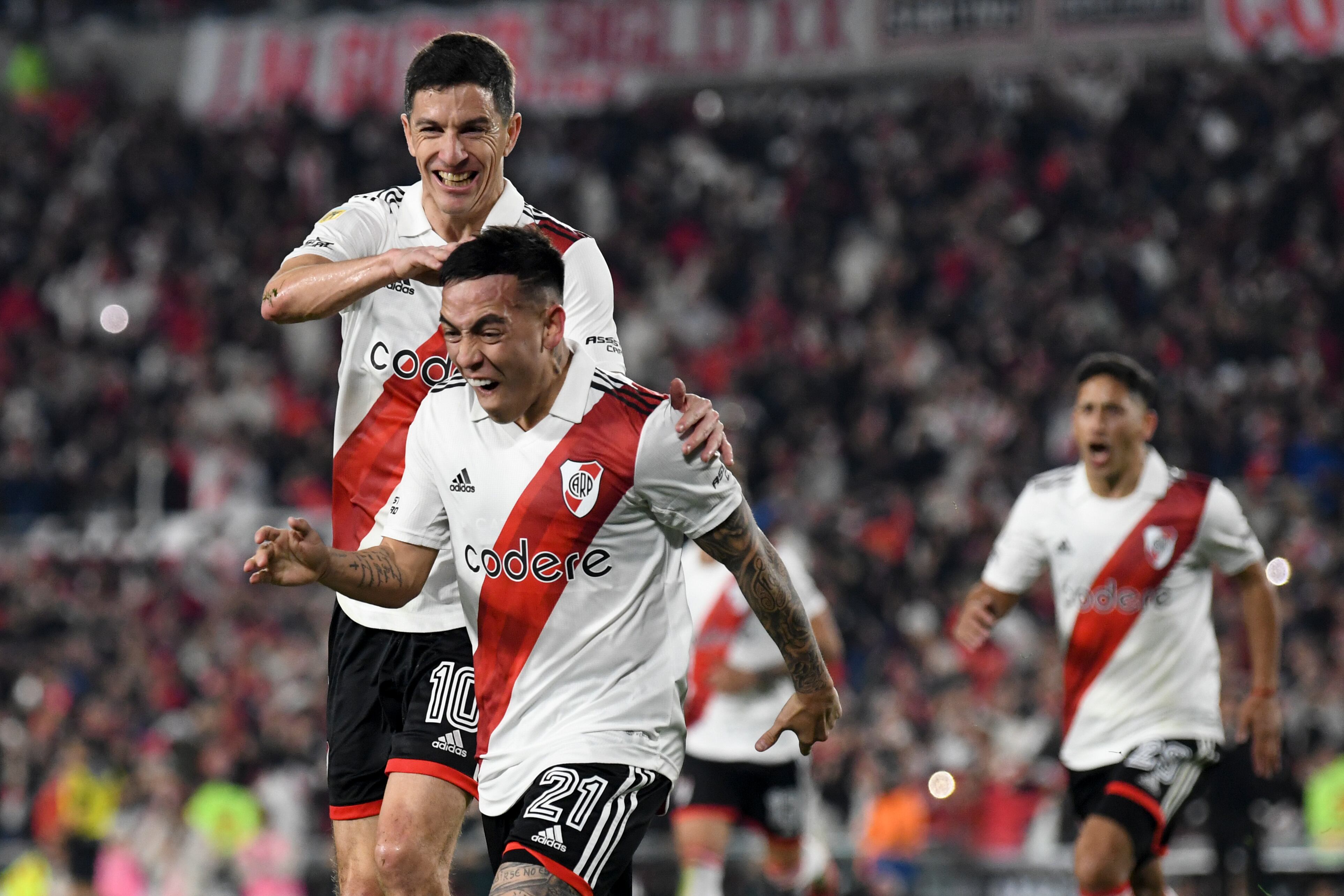 Ezequiel Barco festeja tras marcar el tercer tanto de su equipo ante Estudiantes de la Plata (AP Foto/Gustavo Garello)