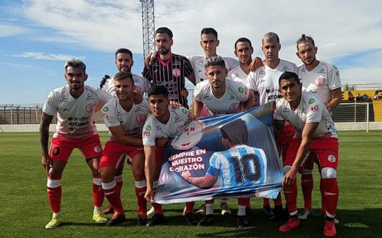 El plantel de Huracán Las Heras previo a disputar el partido ante Deportivo Madryn homenajeó a Digo Maradona