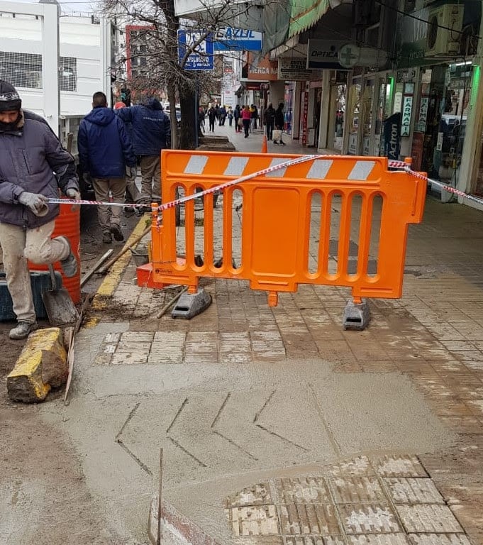 Reparación de rampa de acceso en la ciudad.