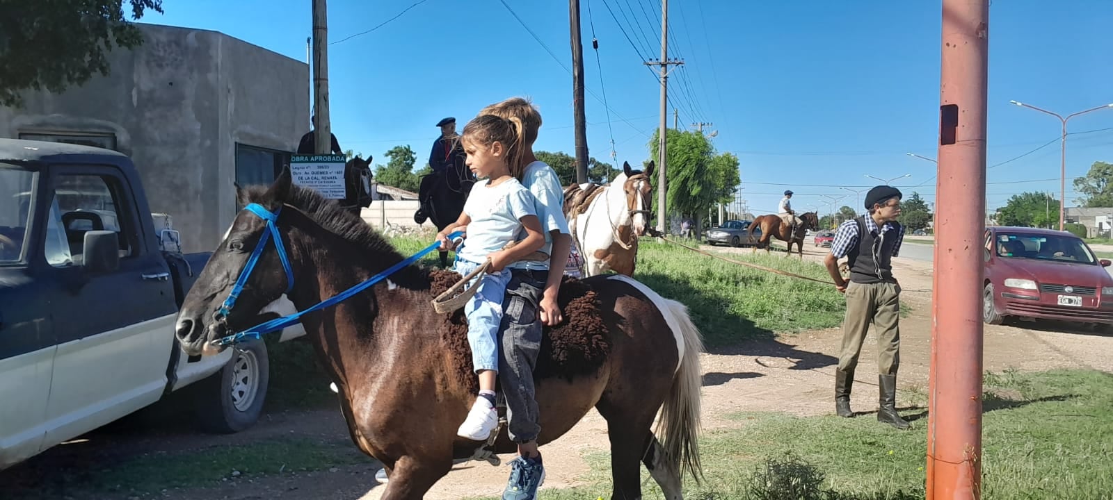 Caravana a caballo y globos blancos para despedir a Agustín en el día de su cumpleaños