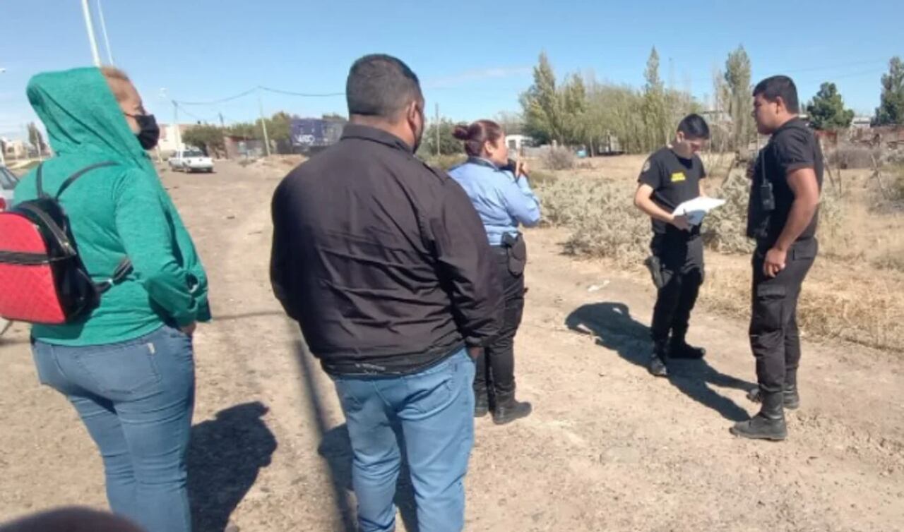 La funcionaria fue al lugar a notificar un desalojo.