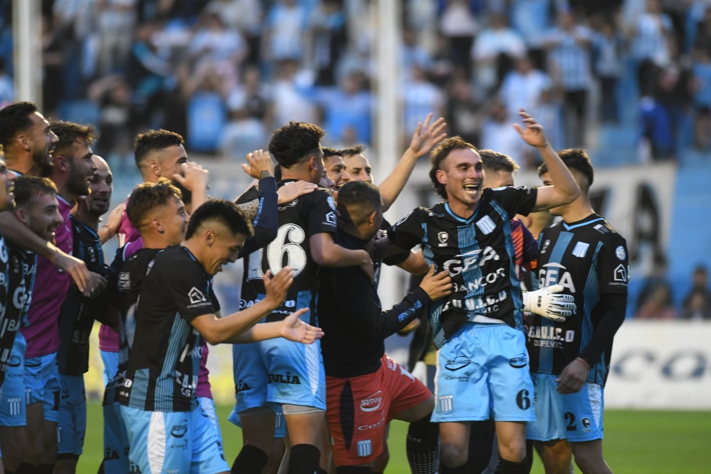 El festejo de los jugadores de Racing en el Miguel Sancho de Nueva Italia tras una nueva victoria en la Primera Nacional. (Ramiro Pereyra / La Voz)