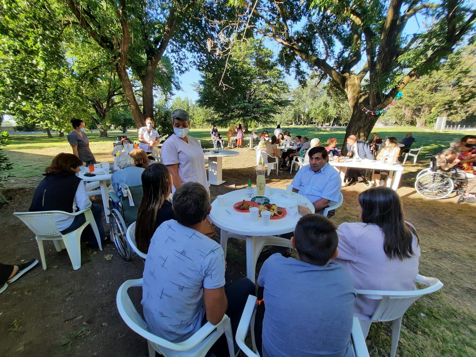 Brindis de fin de año en la residencia del Geriátrico Municipal de Tres Arroyos