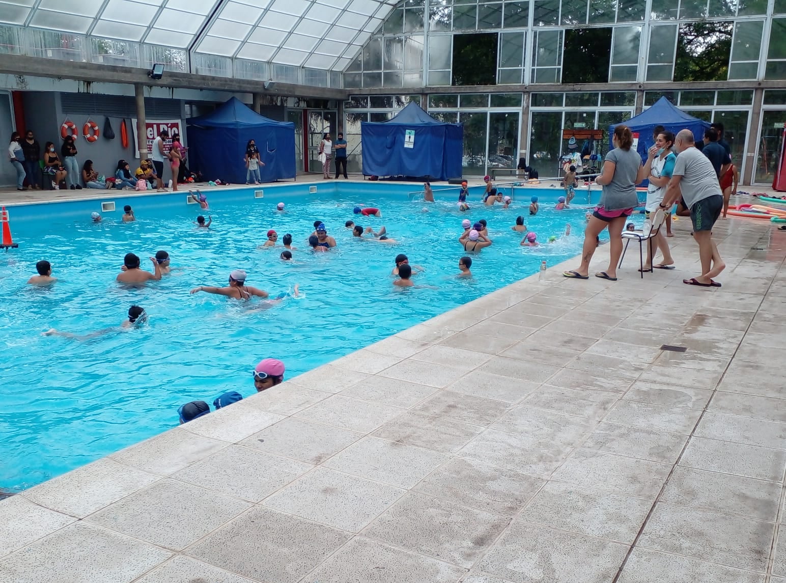 La Escuela de Natación del Natatorio Municipal "Guillermo Poma" presentó su muestra de fin de año el pasado fin de semana.